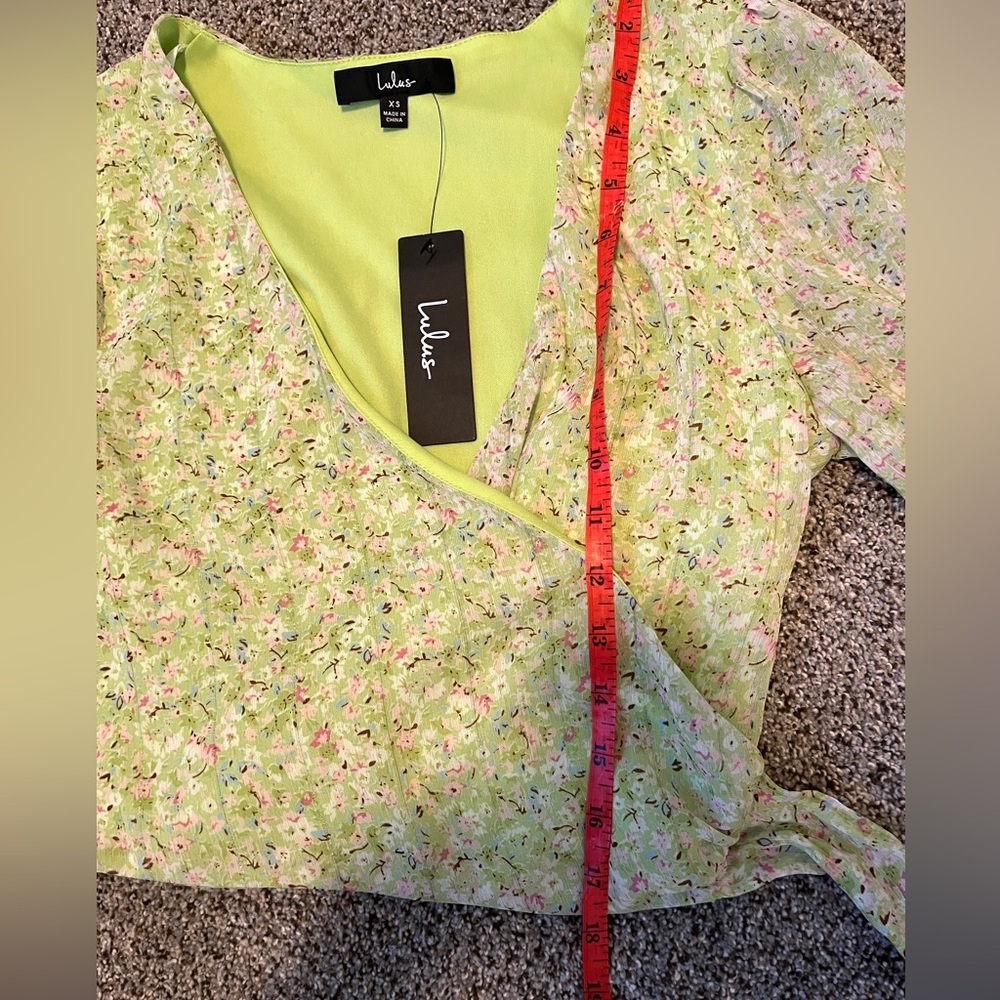 Lulus sweet spring green floral long sleeved crop wrap top XS NWT - Picture 4 of 6